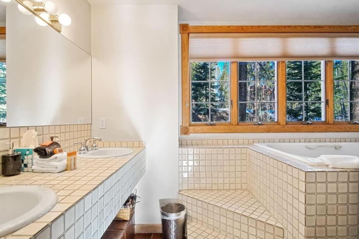 9 Bdr Close To Main Street With Secluded Hot Tub 布雷肯里奇 外观 照片